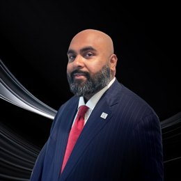“后智能时代”的消费电子竞争开启!扎克伯格推动AI智能眼镜革命，向iPhone生态发起冲击